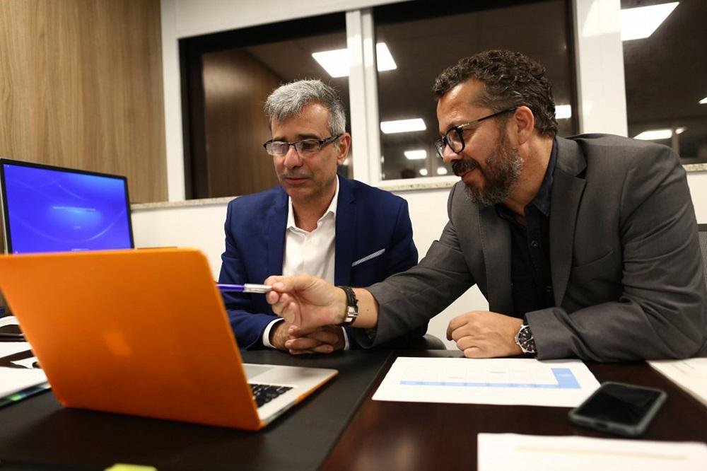Cleber Xavier (direita) e F&aacute;bio Mahseredjian est&atilde;o nos EUA observando atletas