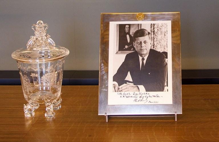 Foto que John Kennedy dedicou &agrave; rainha &eacute; um dos presentes mais famoso