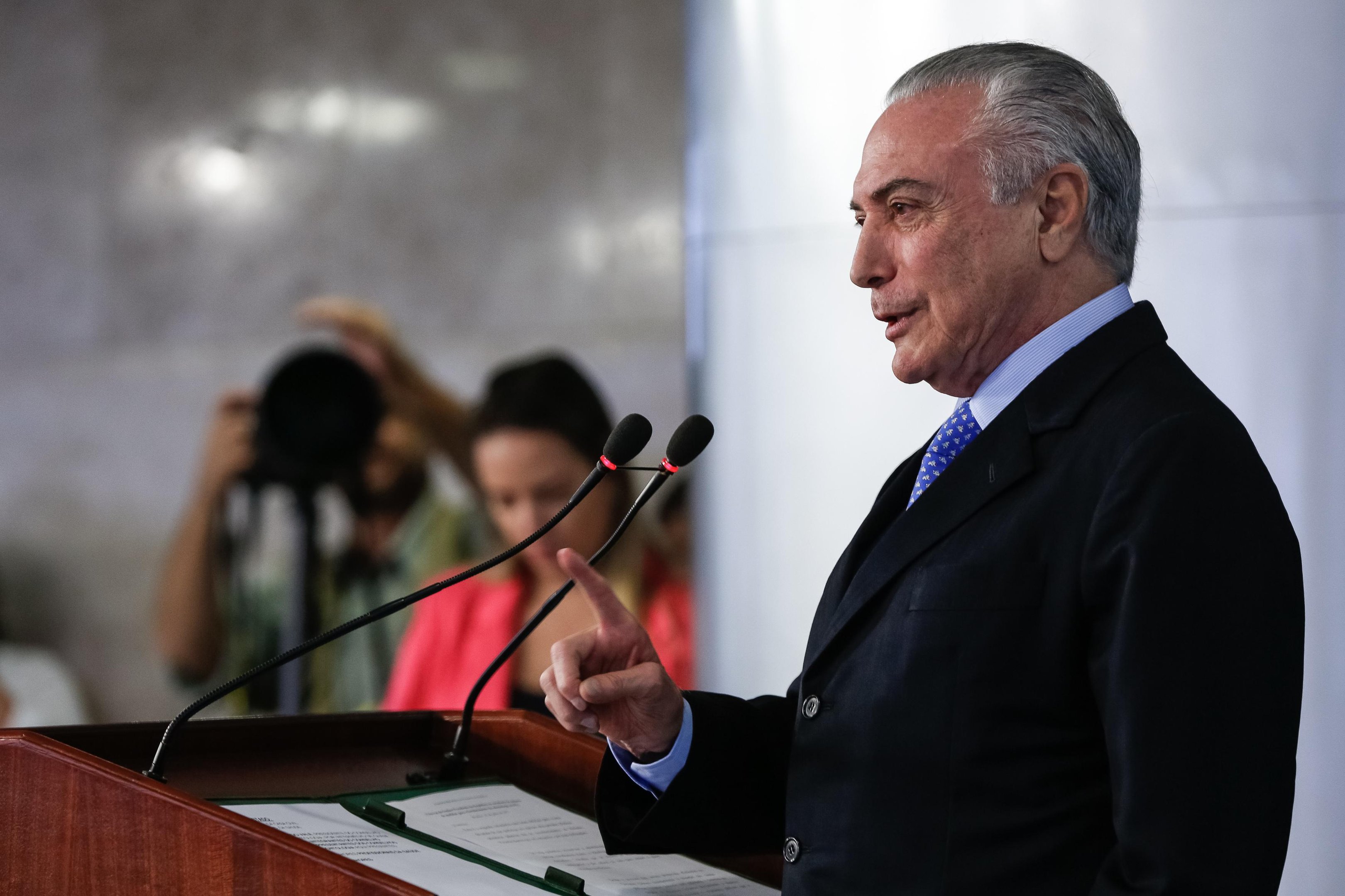 Presidente passou a segunda-feira ao telefone para tentar apoio com voto de parlamentares
