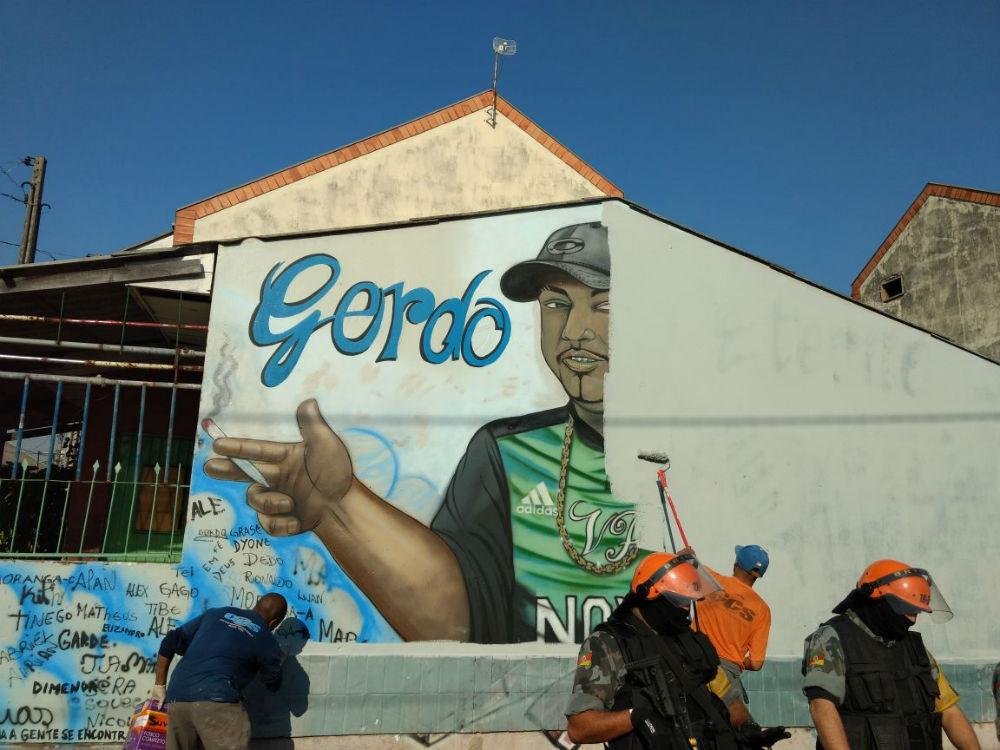 Mural em homenagem ao traficante Gordo foi apagado pela Pol&iacute;cia Civil