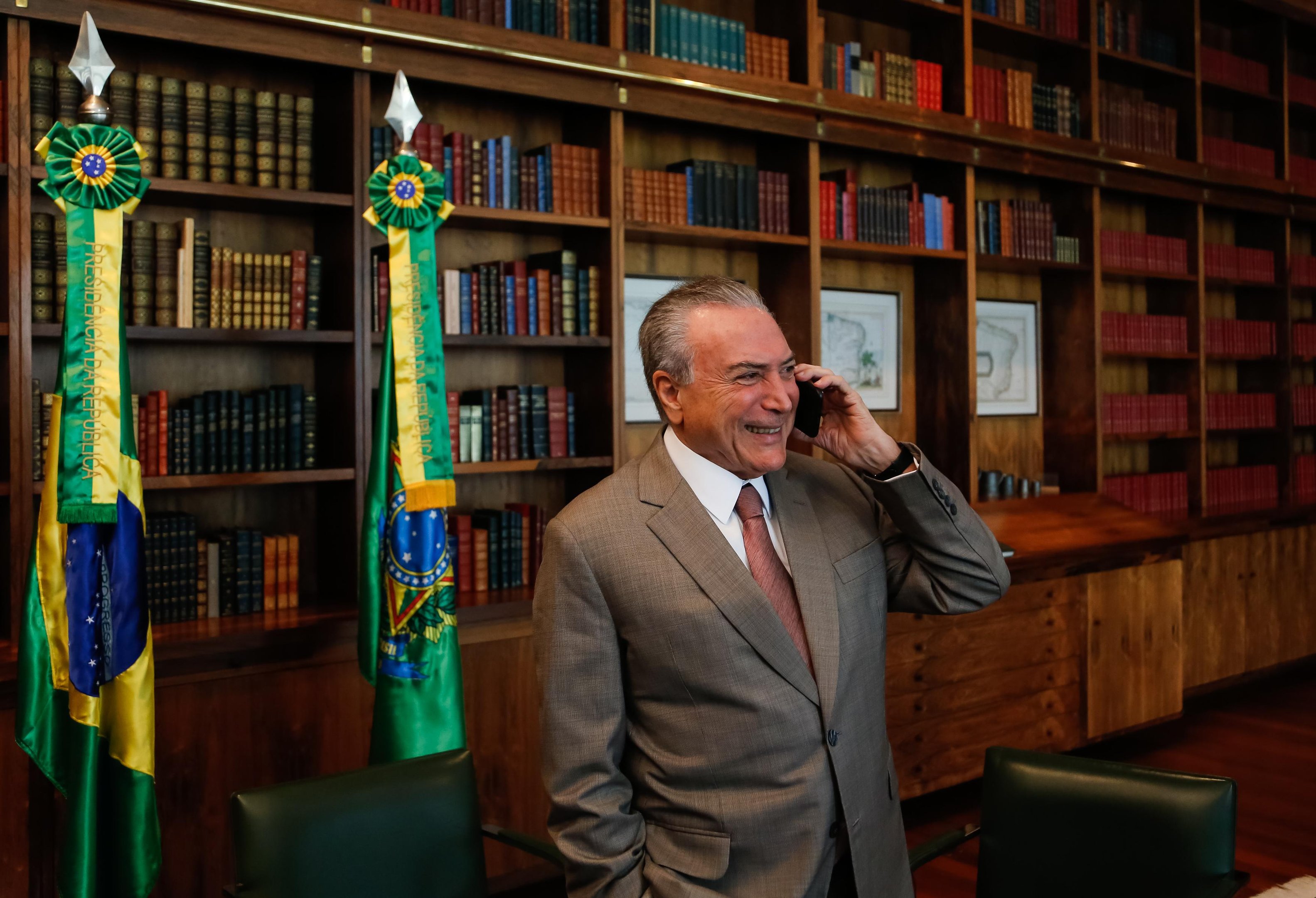 Presidente Michel Temer passou a manh&atilde; ligando para deputados indecisos apresentando sua defesa