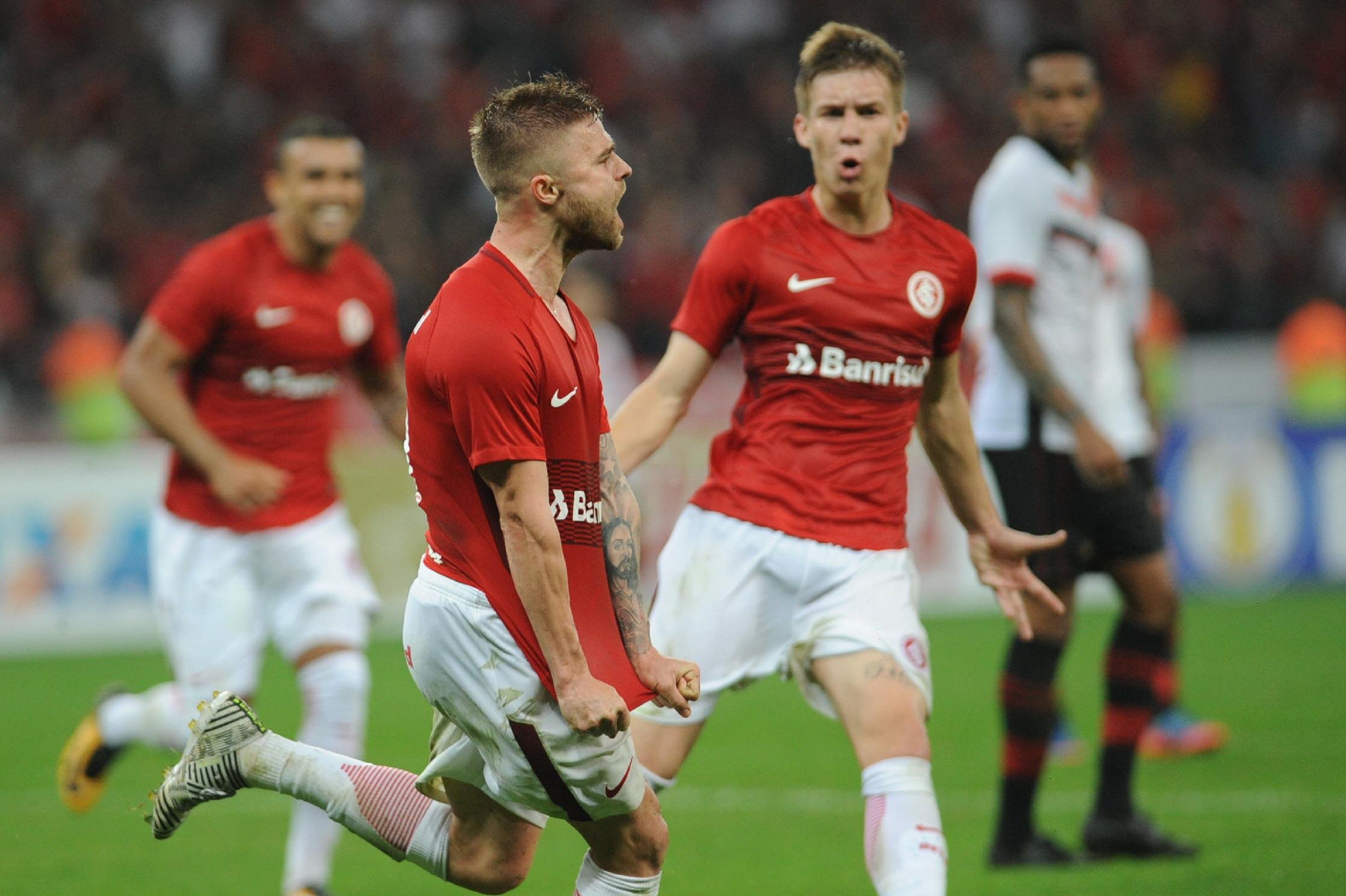 Inter luta muito e vence Oeste por 2 a 0 