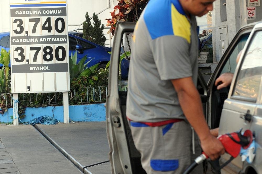 Procon divulga postos de combust&iacute;veis com pre&ccedil;os reajustados em Porto Alegre nesta quarta