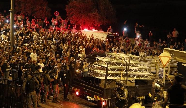 Palestinos comemoram a retirada das barras de ferro, que controlavam a entrada dos fi&eacute;is a Esplanada das Mesquitas