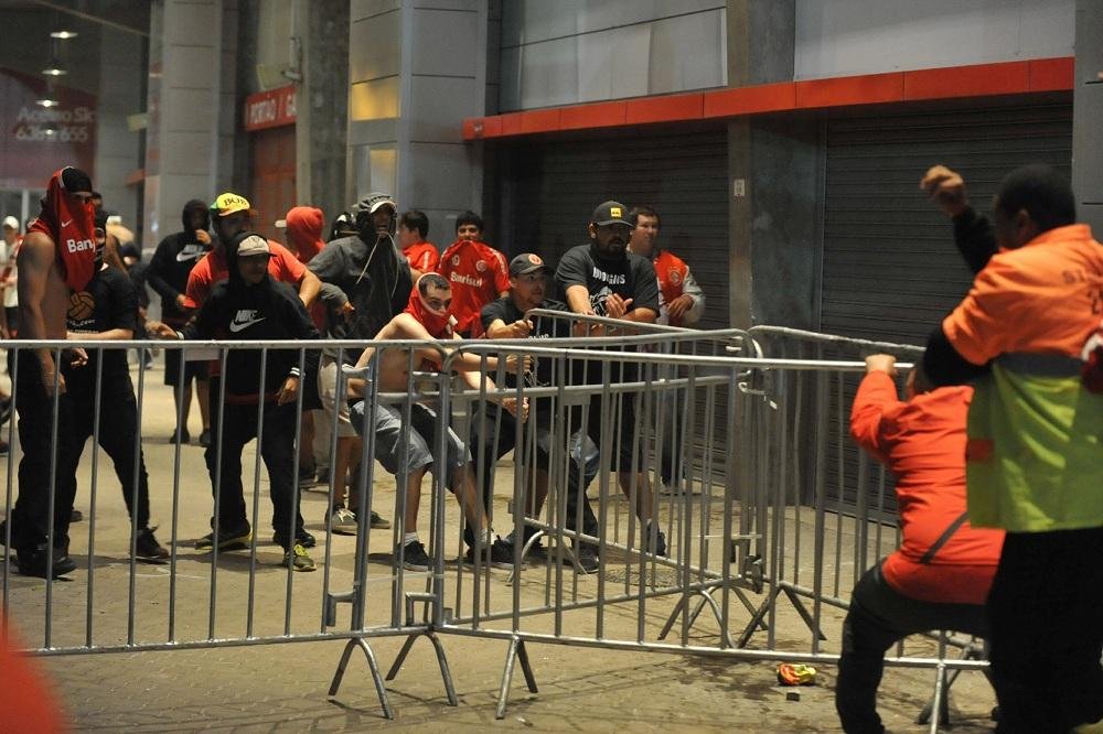 Incidentes envolvendo a torcida ap&oacute;s o jogo com o Crici&uacute;ma podem custar perda de mando de campo