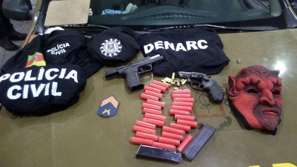Pol&iacute;cia aprendeu uniformes da Civil e uma m&aacute;scara 