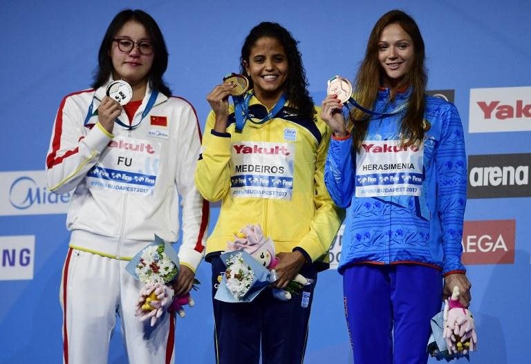 Etiene Medeiros levou o ouro nos 50m costas 