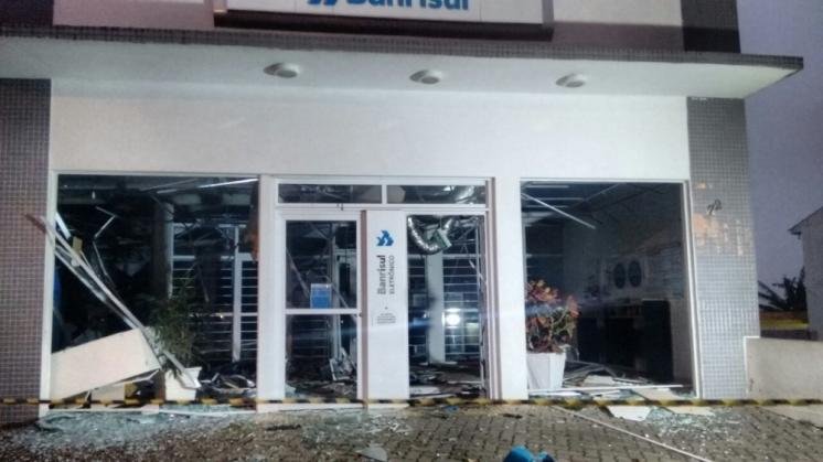 Ladr&otilde;es instalaram explosivos e destru&iacute;ram tr&ecirc;s caixas eletr&ocirc;nico