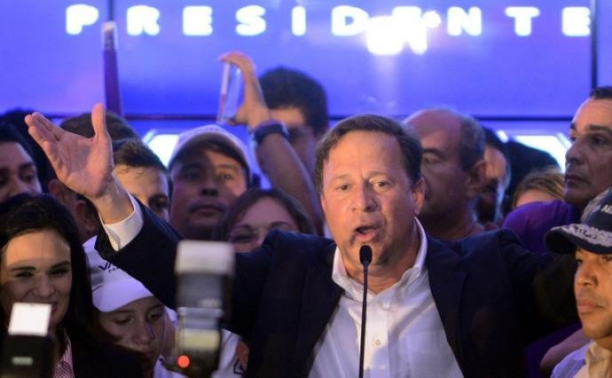 Juan Carlos Varela &eacute; acusado de pagar milion&aacute;rias propinas para obter contratos