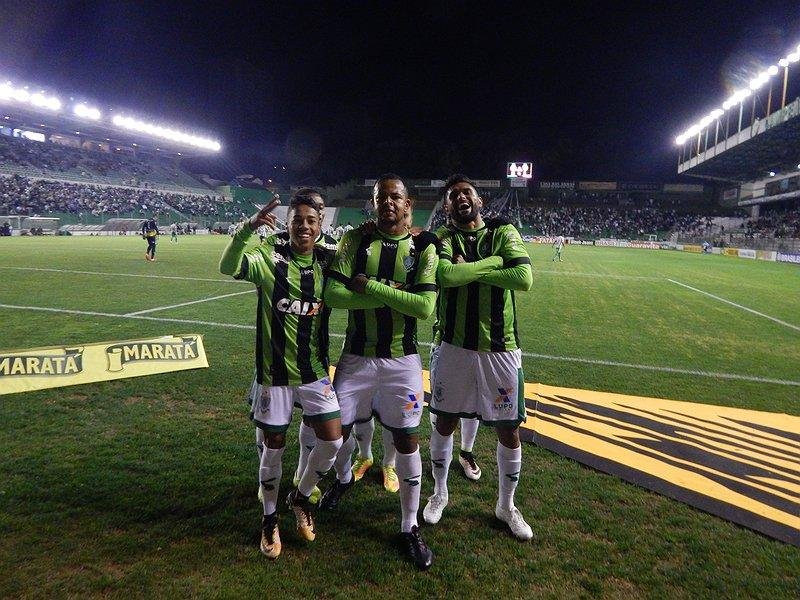 Ga&uacute;chos n&atilde;o vencem h&aacute; cinco jogos e deixaram campo sob vaias da torcida