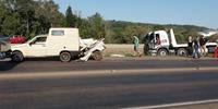 Acidente entre caminhão e carro deixa um ferido em Estrela