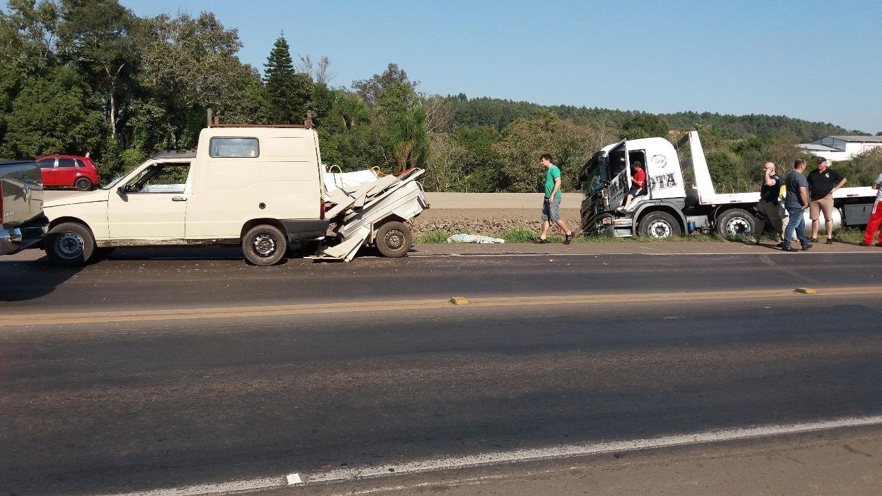 Acidente entre caminh&atilde;o e carro deixa um ferido em Estrela
