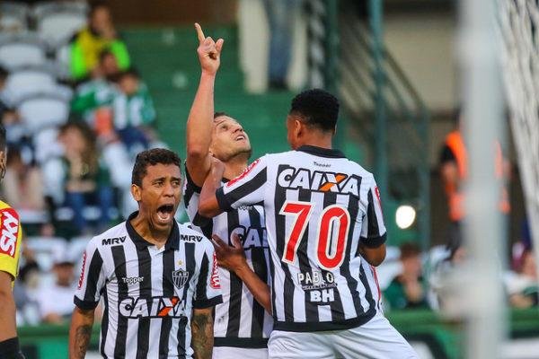 Derrotando o Coritiba por 2 a 0,  time se aproxima do batalh&atilde;o de frente do Brasileir&atilde;o