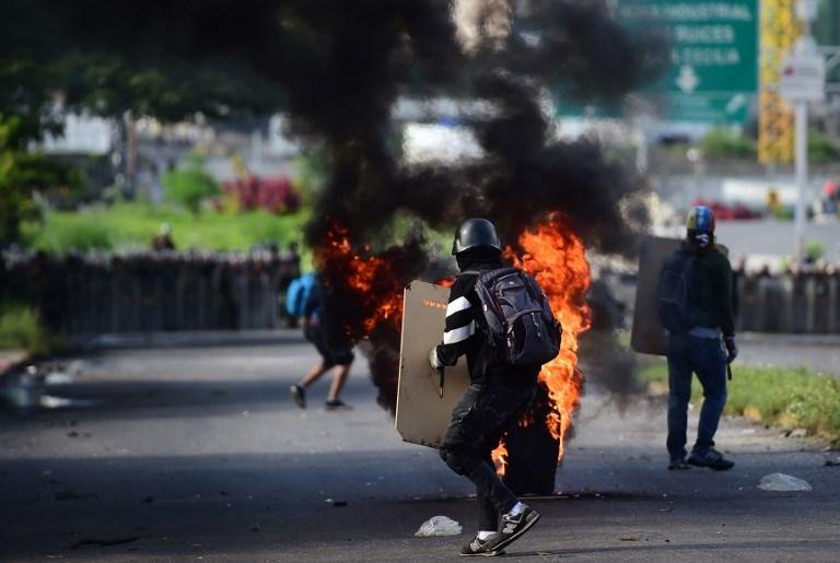 Explos&atilde;o feriu policiais durante repress&atilde;o em protestos contra pleito convocado por Maduro