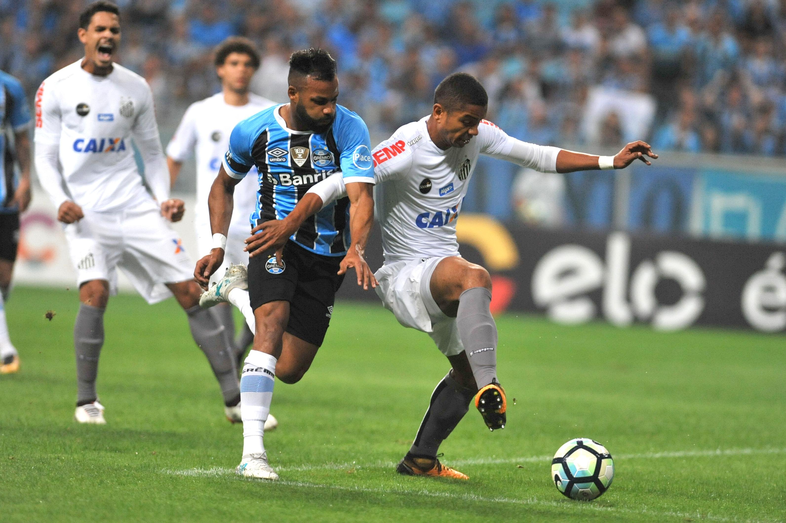 Fernandinho marcou o gol do Gr&ecirc;mio em empate com o Santos