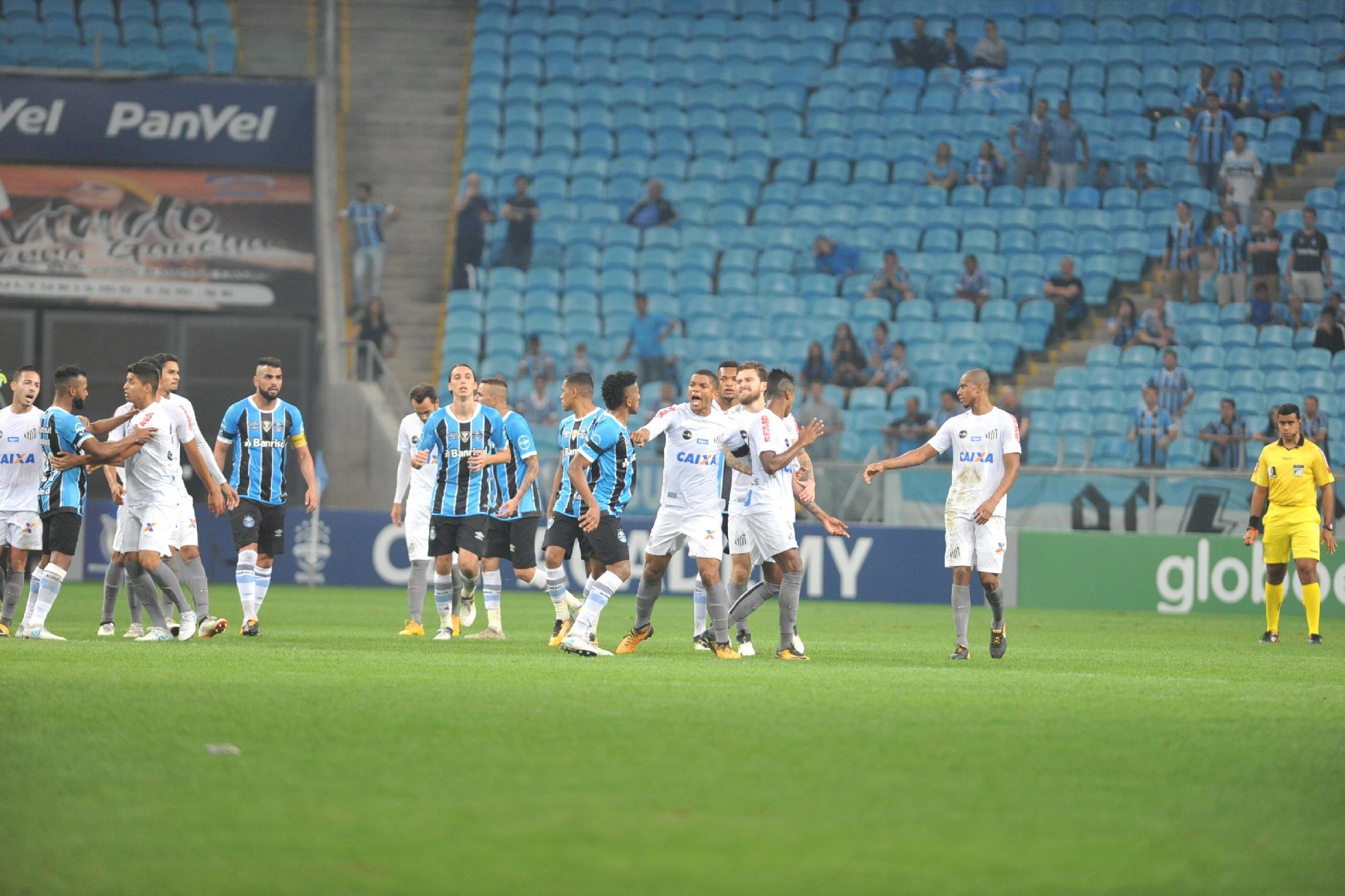 T&eacute;cnico do Gr&ecirc;mio minimizou irrita&ccedil;&atilde;o dos jogadores no empate com Santos
