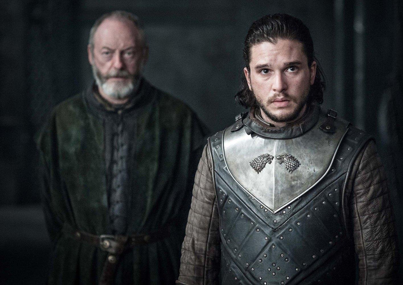 Sir Davos Seaworth e Jon Snow chegaram a Pedra do Drag&atilde;o
