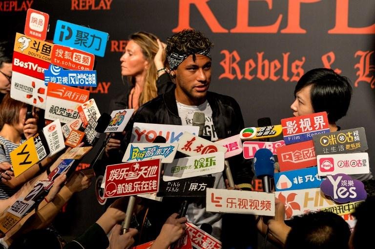 Neymar chega &agrave; China e evita falar sobre negocia&ccedil;&atilde;o com PSG 