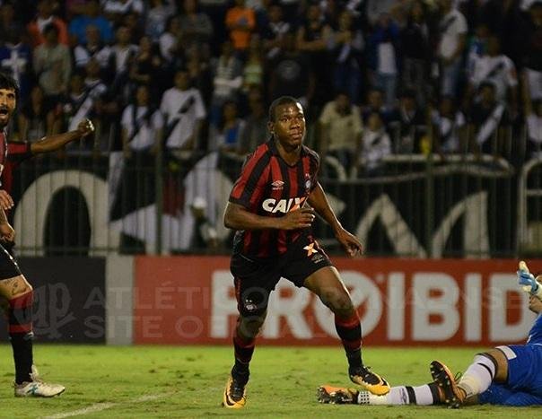 Atl&eacute;tico-PR vence Vasco, encerra jejum e deixa zona da degola