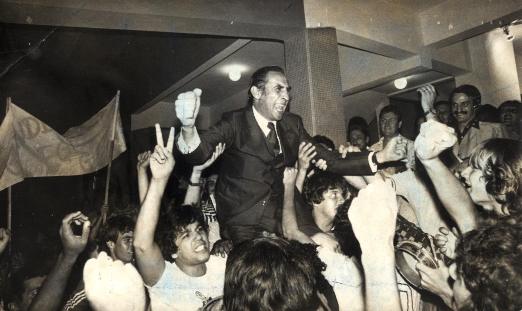 Presidente comemorando o t&iacute;tulo de 1981