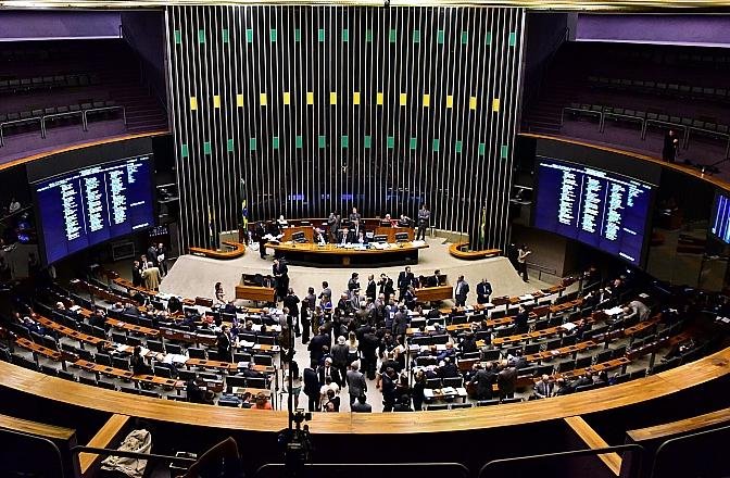Come&ccedil;a a leitura do parecer  contra a investiga&ccedil;&atilde;o de Temer