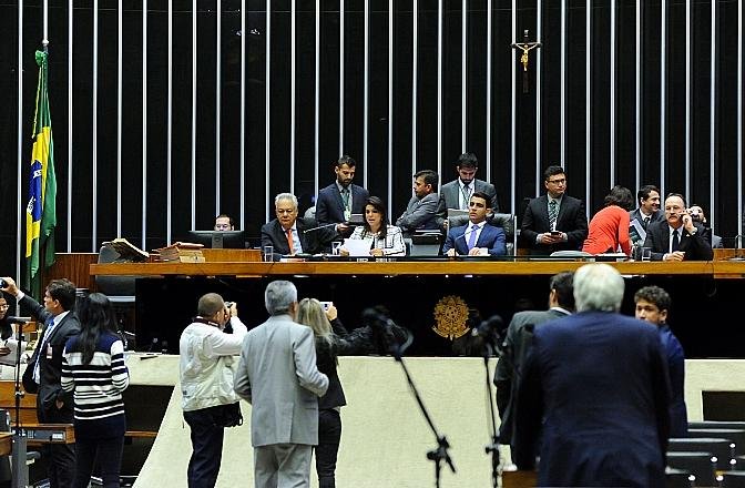 Poucos parlamentares acompanharam a leitura do parecer que impede investiga&ccedil;&atilde;o contra Temer