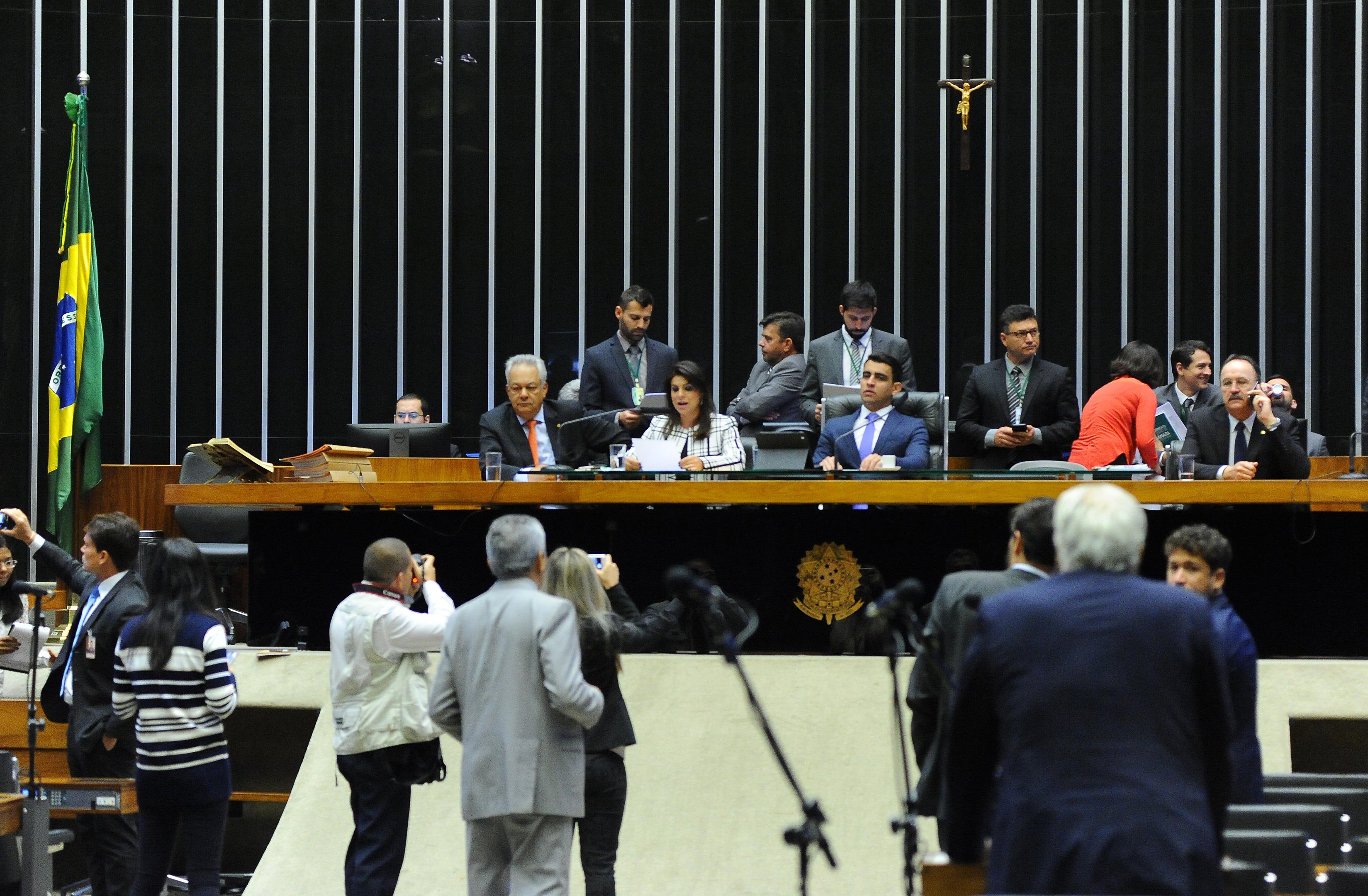 Parecer sobre den&uacute;ncia de Temer foi lido no plen&aacute;rio