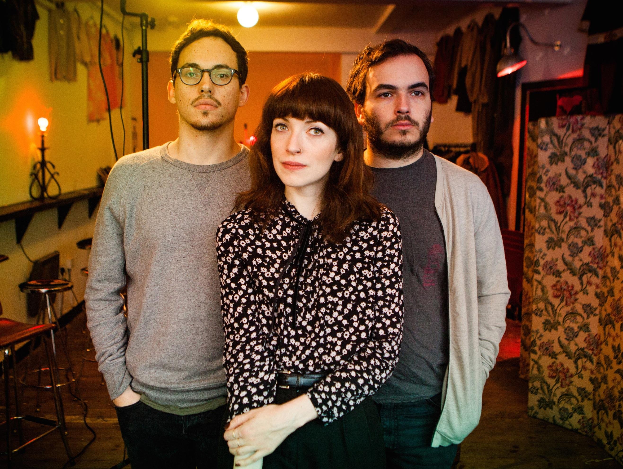 Elena Tonra, Igor Haefeli e Remi Aguilella formaram o grupo em 2010