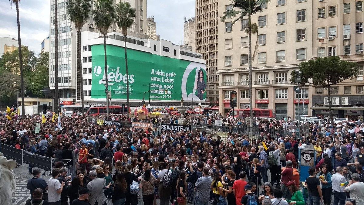 Servidores municipais protestam contra prefeito Marchezan
