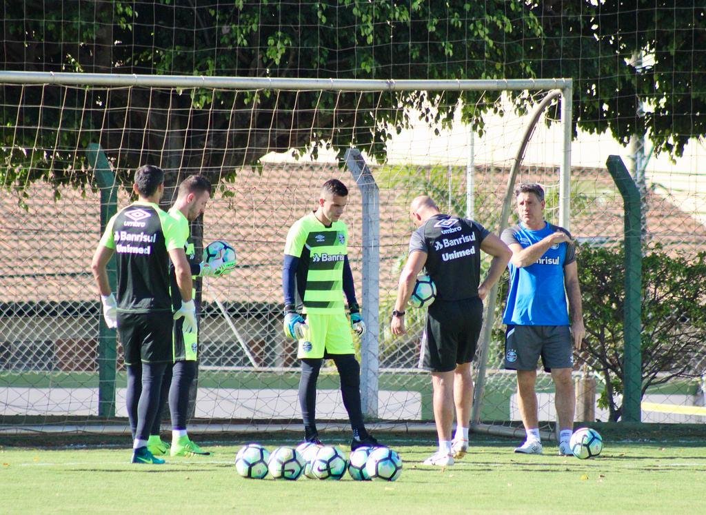 Gr&ecirc;mio treinou no CT do Goi&aacute;s nesta ter&ccedil;a