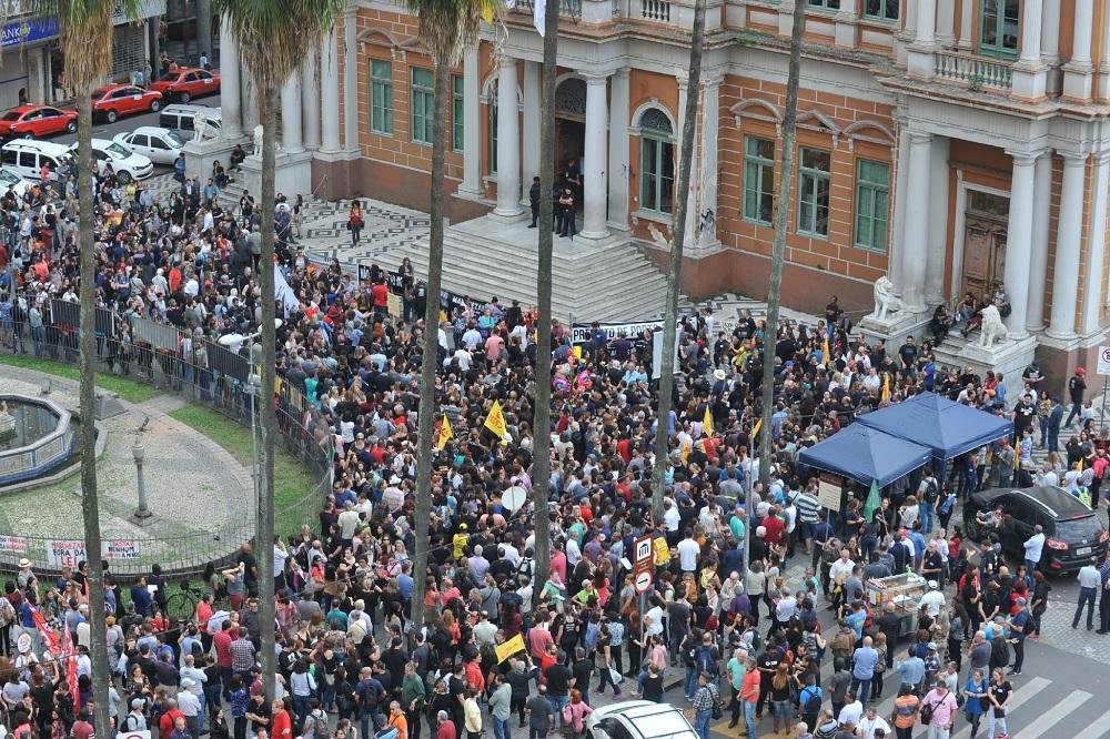 Protesto contra "pacota&ccedil;o" de Marchezan re&uacute;ne 3 mil pessoas 