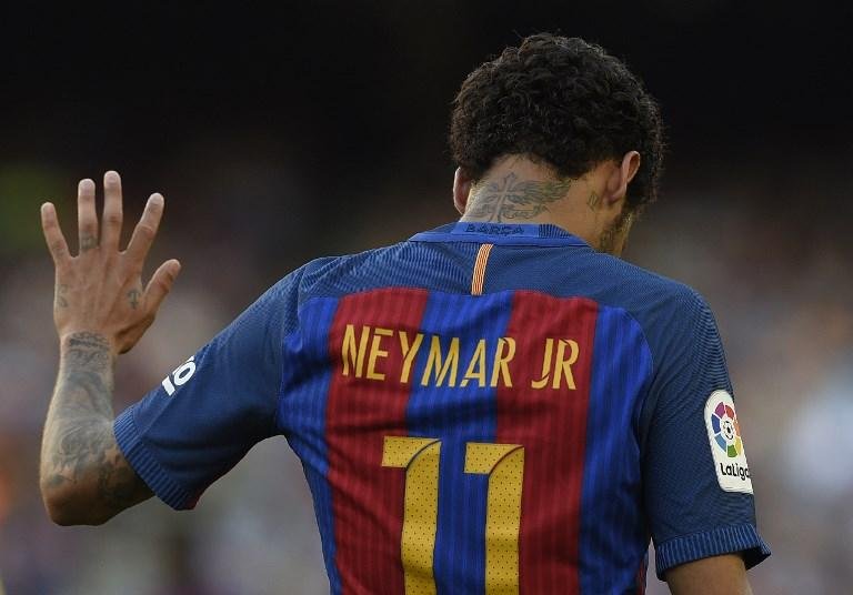 Neymar compareceu ao treino, mas menos de uma hora depois abandonou o local