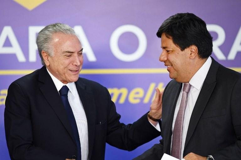 Ministro da Educa&ccedil;&atilde;o e outros nove foram exonerados para vota&ccedil;&atilde;o