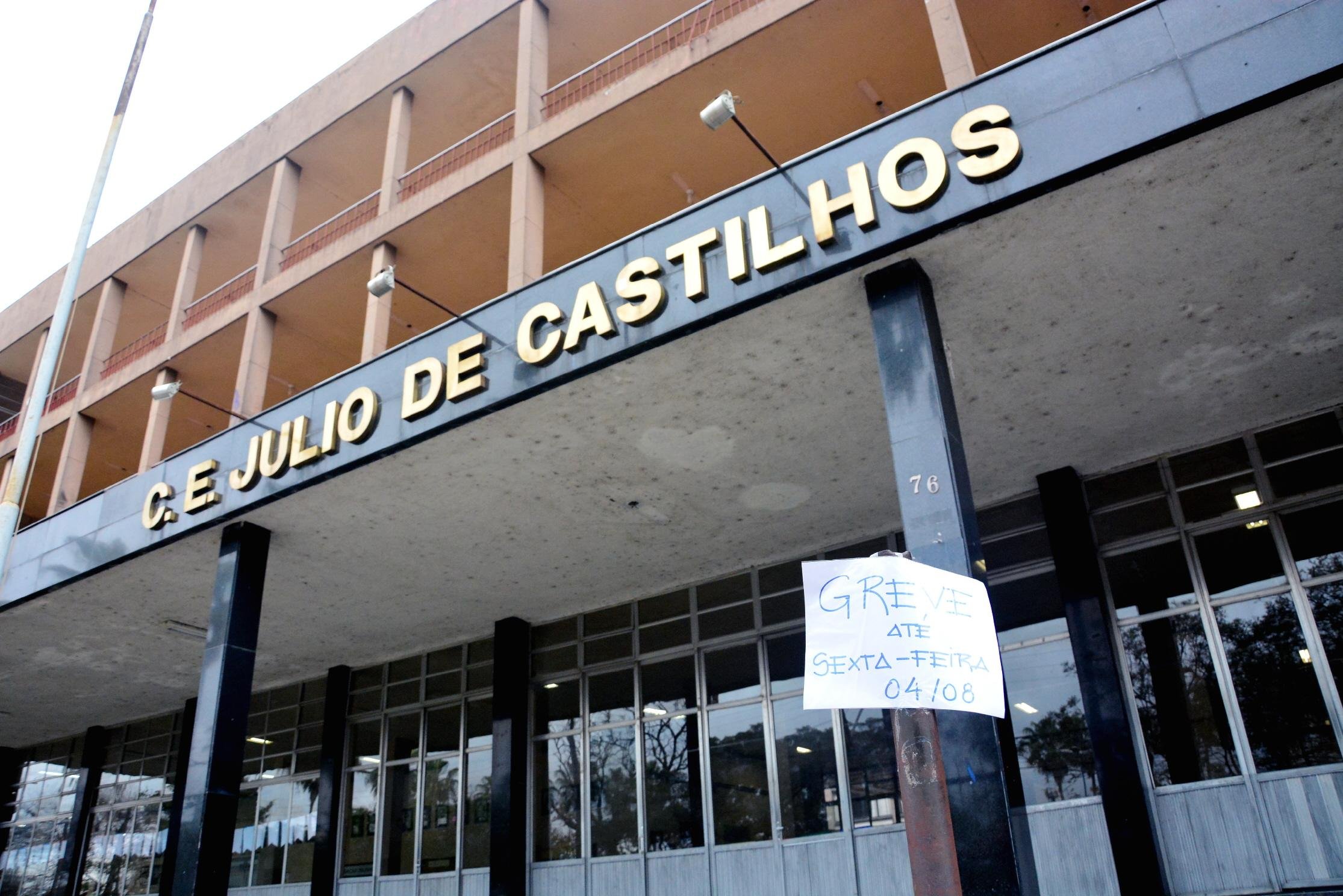 Cartaz foi colocado pelos professores no Julinho 