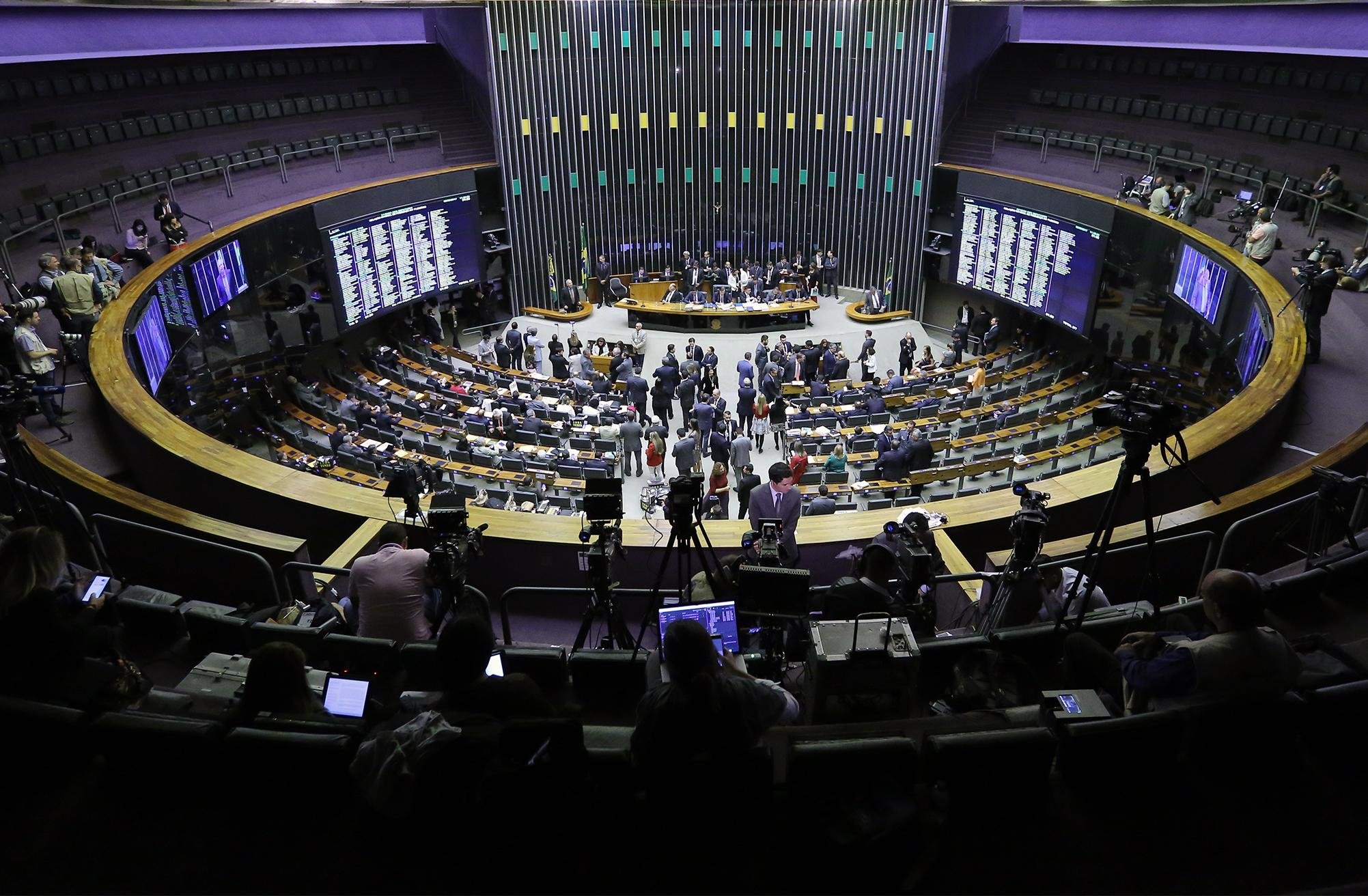 Plen&aacute;rio come&ccedil;ou sess&atilde;o para votar den&uacute;ncia contra Temer