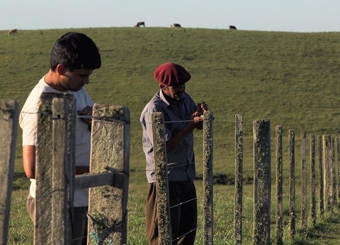 Longa acompanha um jovem misterioso que vive com uma fam&iacute;lia em uma regi&atilde;o rural e remota