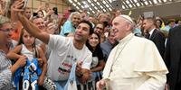 Papa Francisco recebe camisa do Grêmio no Vaticano