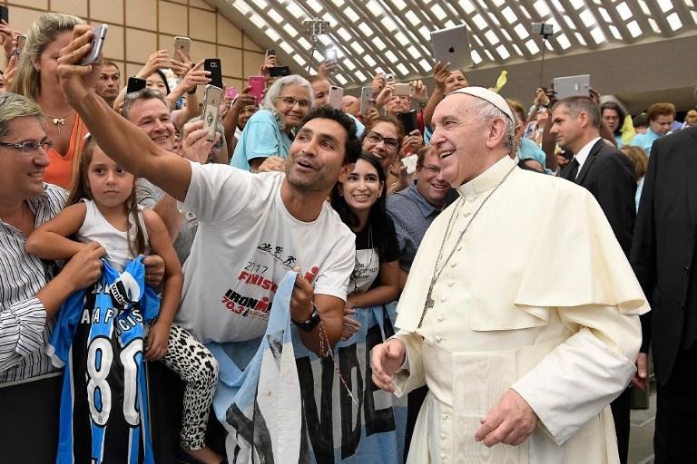 Papa Francisco recebe camisa do Gr&ecirc;mio no Vaticano