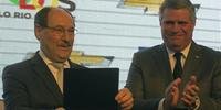 José Ivo Sartori assinou o pacote de benefícios para a GM nesta quinta-feira