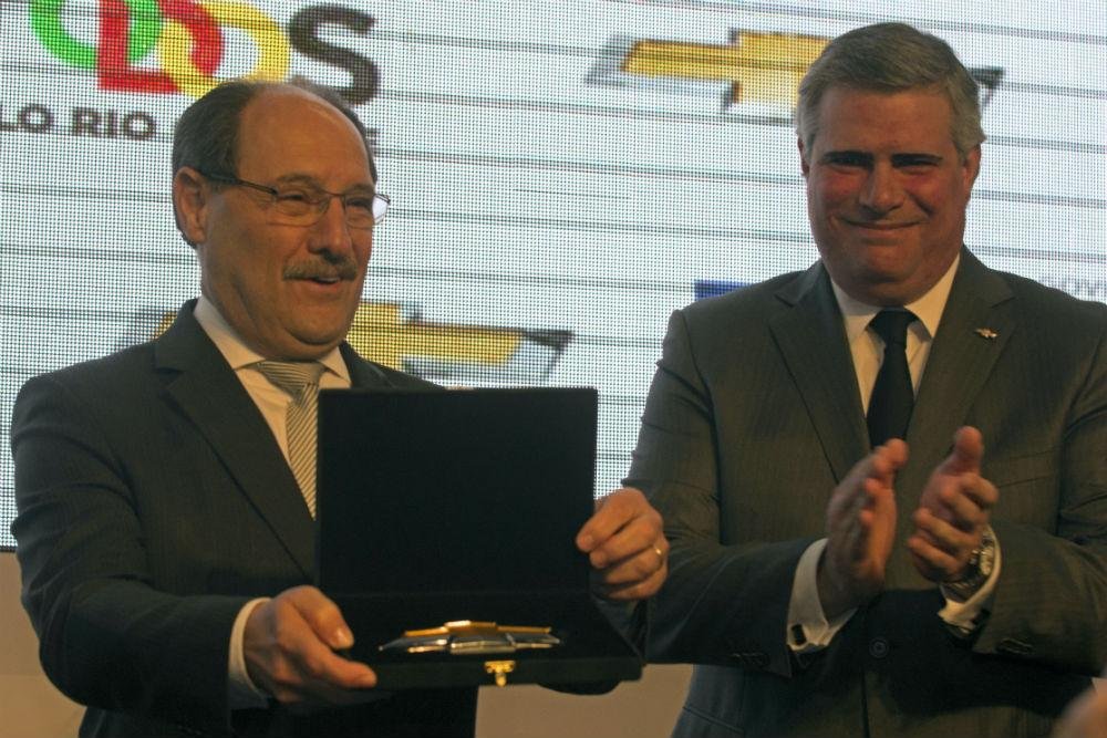 Jos&eacute; Ivo Sartori assinou o pacote de benef&iacute;cios para a GM nesta quinta-feira