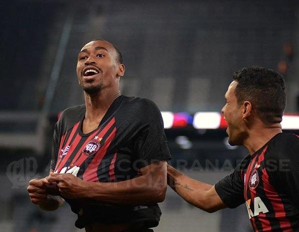 Atl&eacute;tico-PR goleia Ava&iacute; por 5 a 0 e se afasta da zona da degola