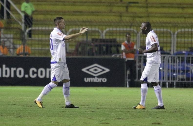 Cruzeiro supera desfalques, vence Vasco e cola no G6