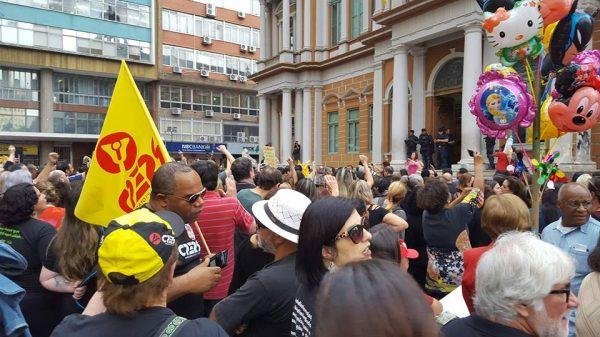 Entidades de classe acusam governo do Estado de "amorda&ccedil;ar trabalhadores"