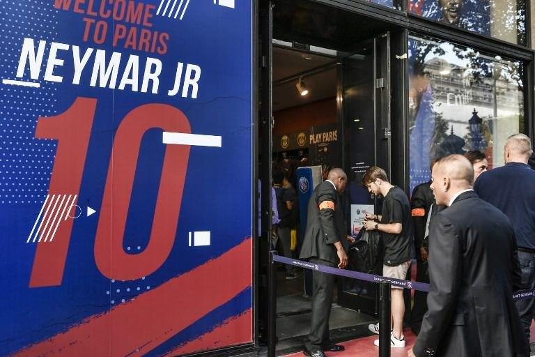 O jogador conceder&aacute; uma entrevista coletiva em Paris