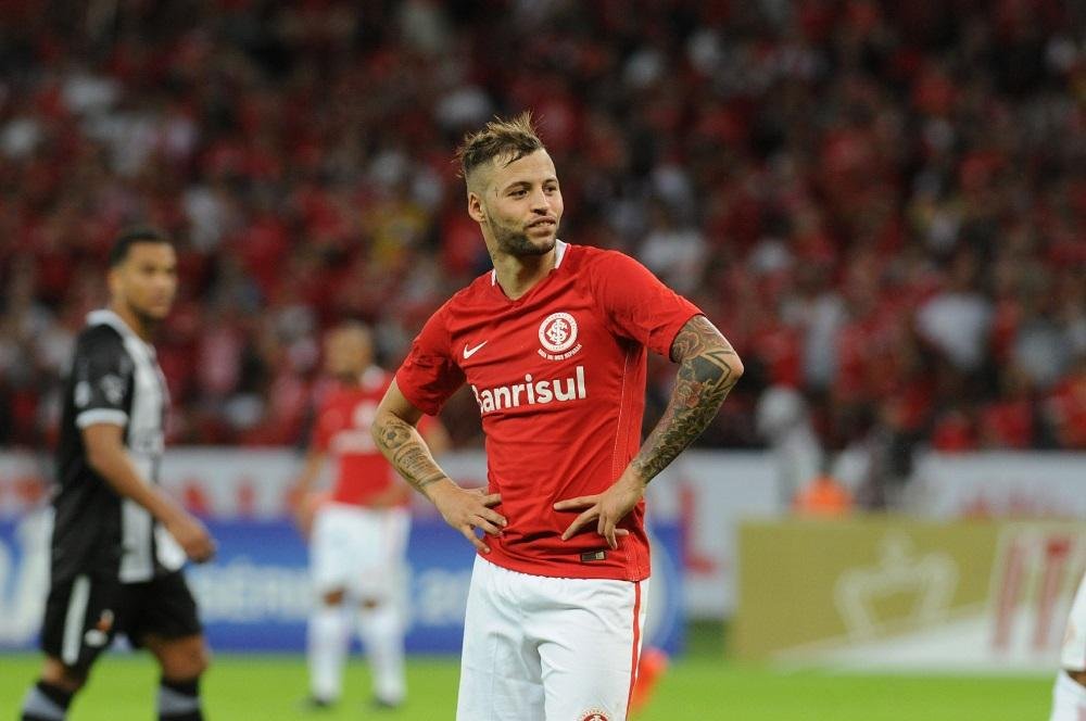 Nico L&oacute;pez fica, mas vira reserva de luxo no Inter