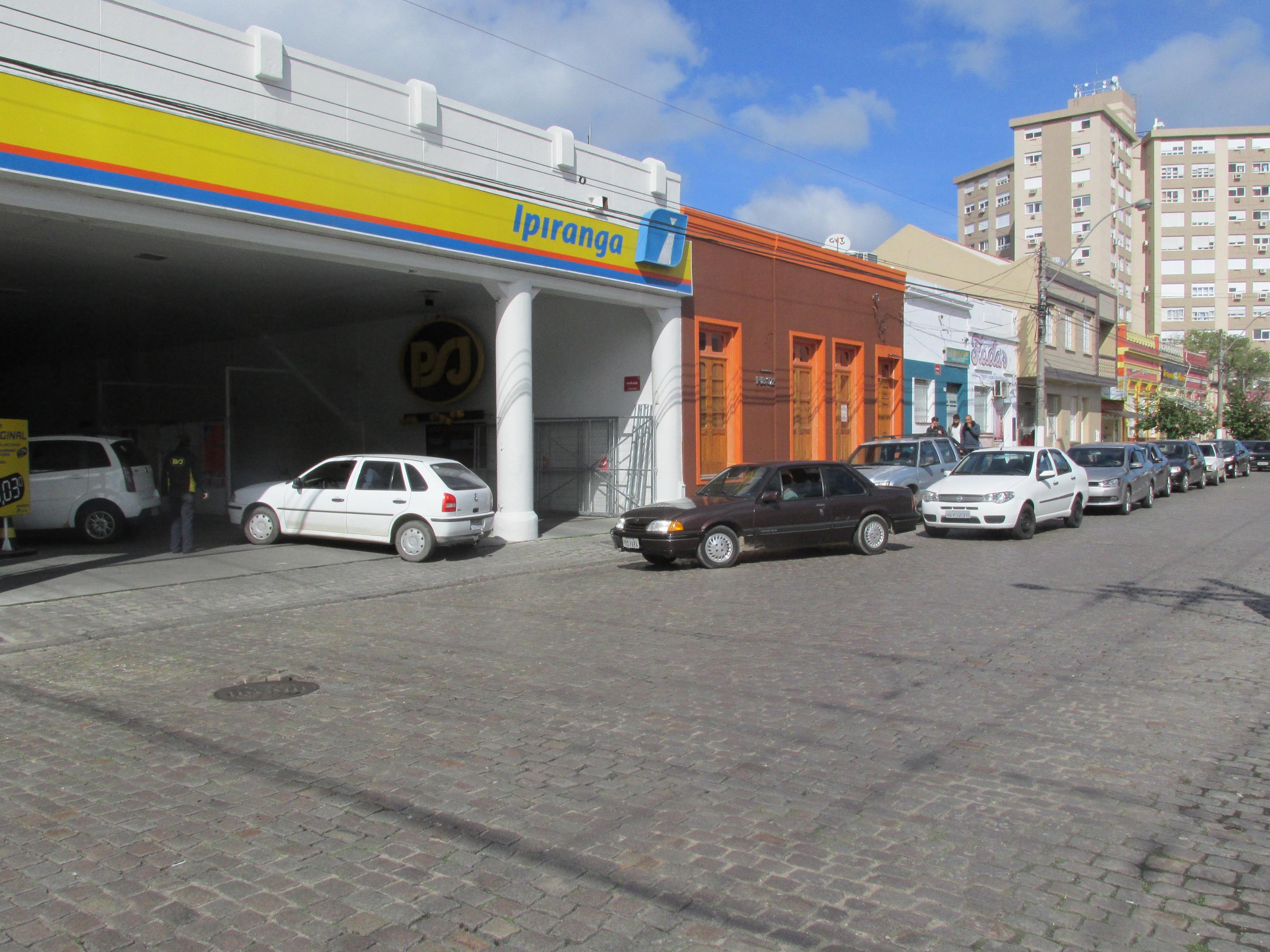 Motoristas chegaram a esperar 30 minutos esperando para abastecer em Pelotas