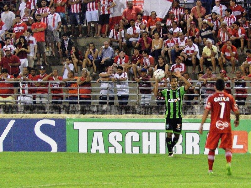 Clube de Macei&oacute; aplicou 2 a 1 em partida marcada por troca de socos de jogadores no fim