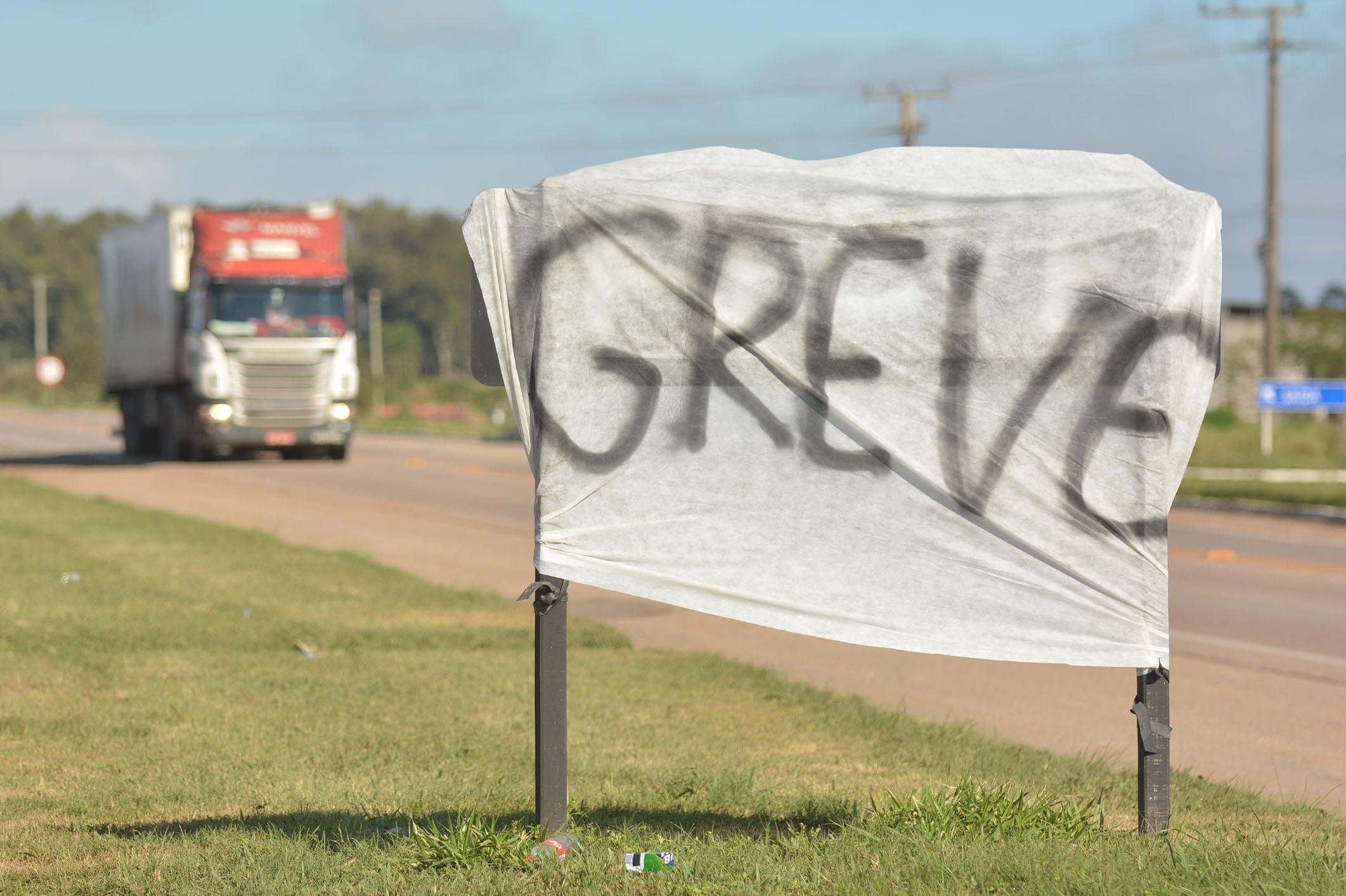 Apesar de decis&atilde;o judicial, caminhoneiros mant&ecirc;m protestos no RS