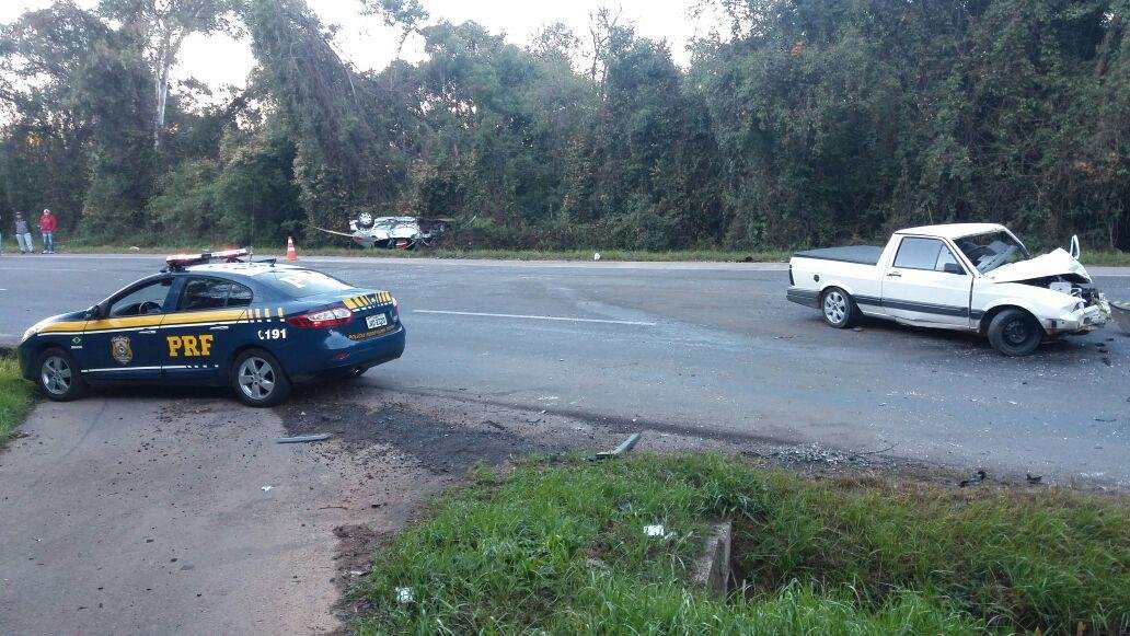 Colis&atilde;o frontal entre uma Saveiro e um Peugeot 206 aconteceu na altura do km 226 da BR 470 