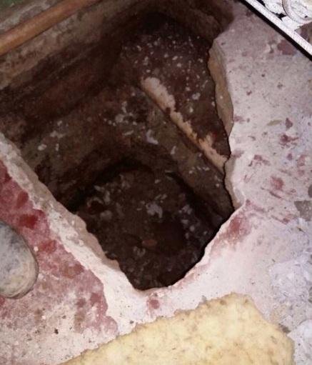 Buraco estava embaixo da cama de uma das celas da galeria B